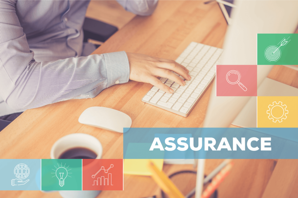 Personne travaillant sur un clavier d’ordinateur dans un bureau moderne, avec des icônes colorées représentant objectifs, recherche, innovation et croissance, soulignant le domaine de l’assurance.