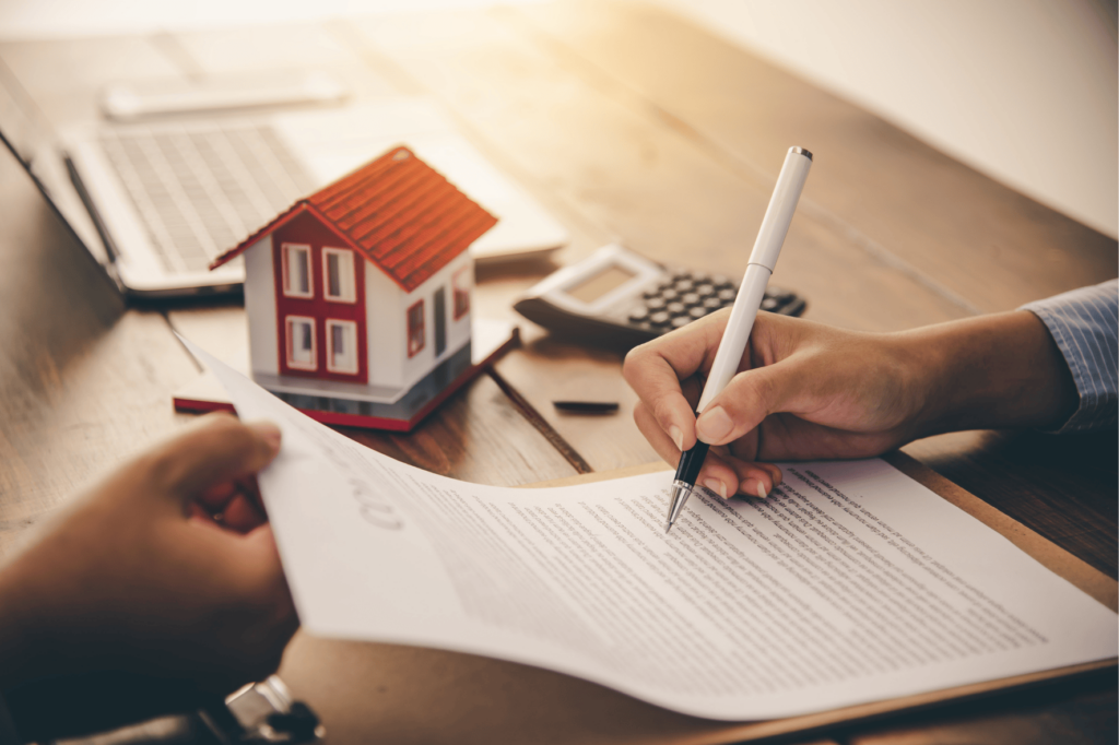 Contrat de prêt de trésorerie hypothécaire en cours de signature, illustration de financement par la garantie immobilière.