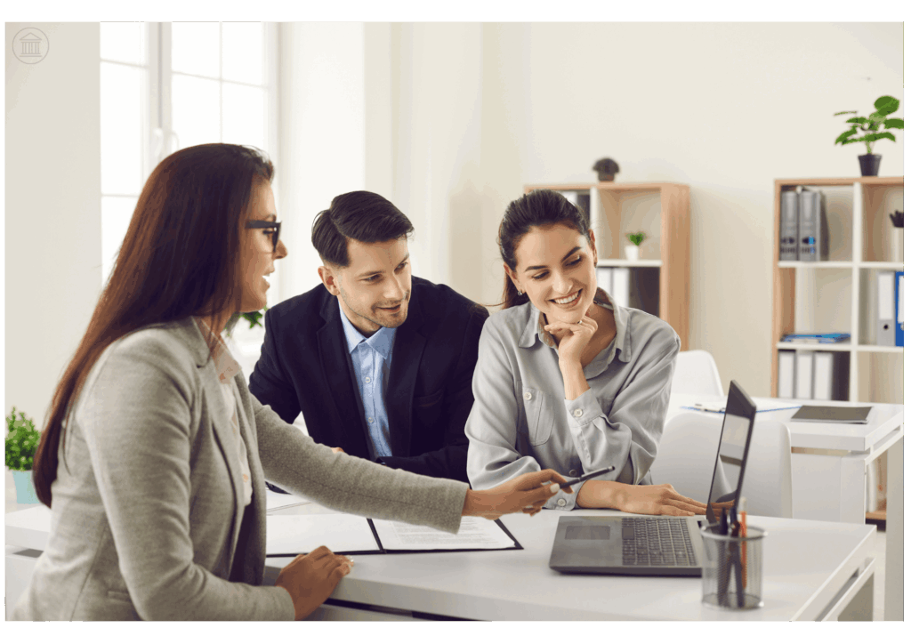 Conseiller financier discutant avec un couple de clients des solutions de rachat de crédit pour simplifier ses mensualités.
