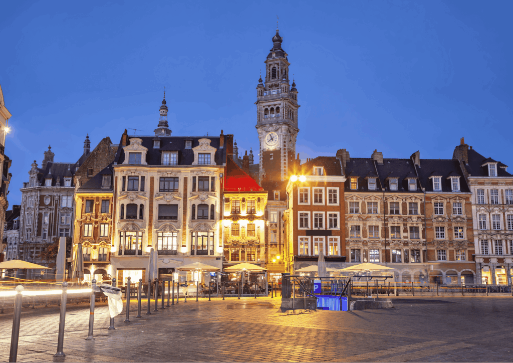 La Grand'Place de Lille au crépuscule, avec la Chambre de Commerce et d'Industrie illuminée, un cadre urbain typique du Nord de la France où l'on peut envisager un rachat de crédit.