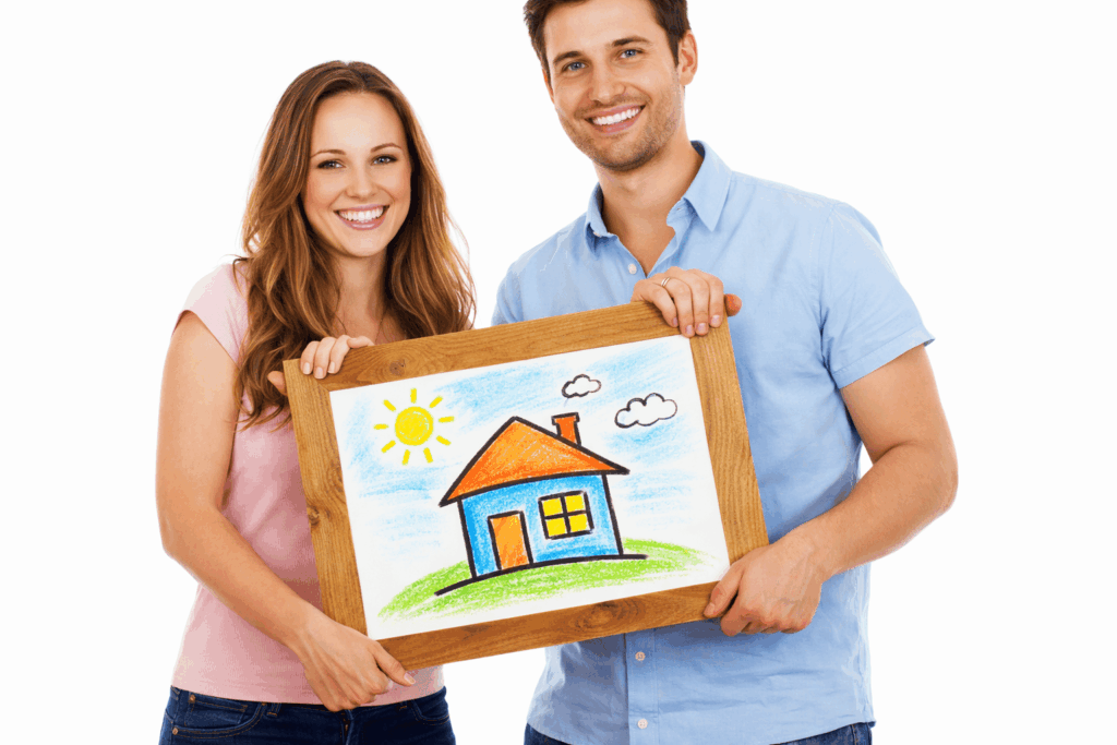 Jeune couple présentant un projet de maison, représentant l’optimisation de la capacité d’emprunt pour acheter un bien immobilier.