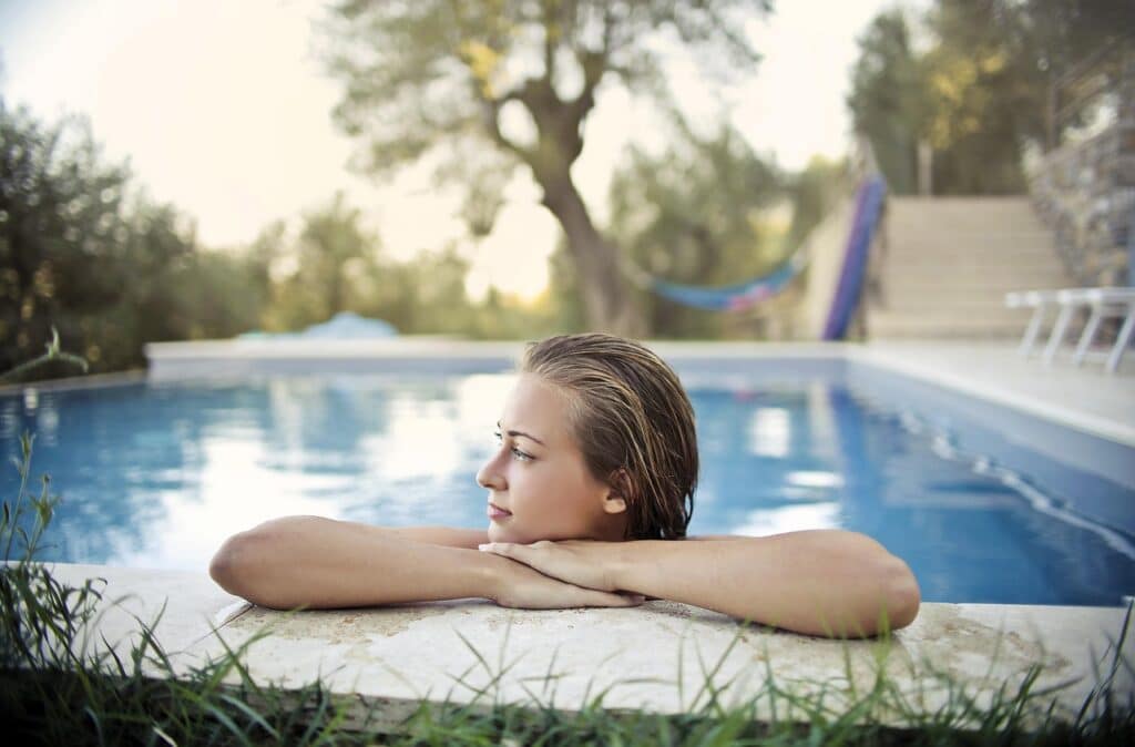 Photo d'une femme blonde, dans sa piscine