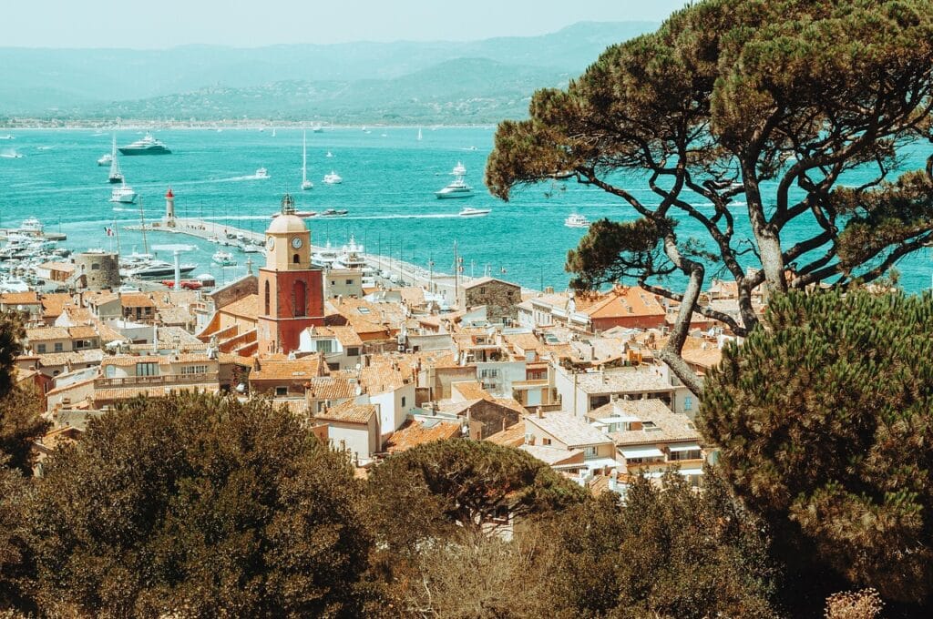 Photo prise d'une villa avec une vue imprenable sur Saint Tropez