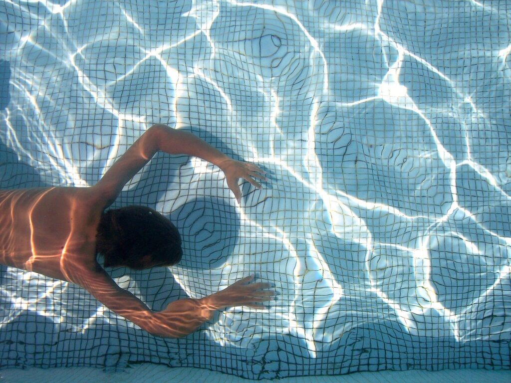 photo d'une personne nageant dans sa piscine.