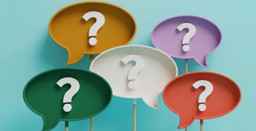 5 points d'interrogations dans des bulles colorées sur fonds bleu